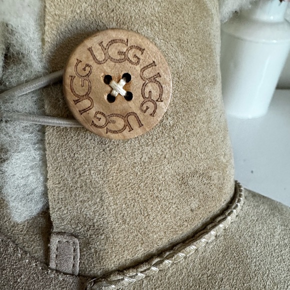 UGGS - Picture 4 of 5